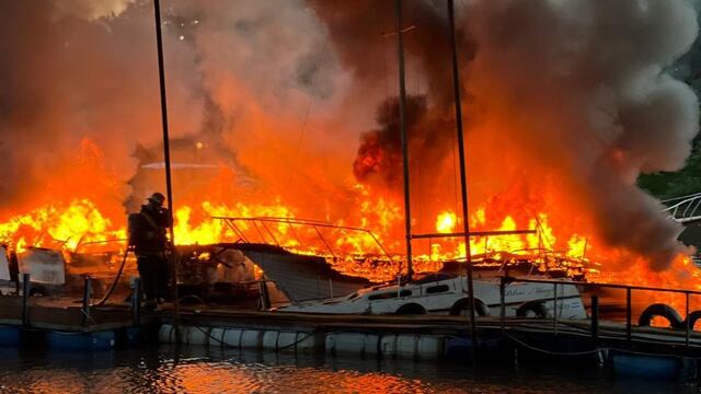 Incendio de embarcaciones en Gualeguaychú. Foto: R2820