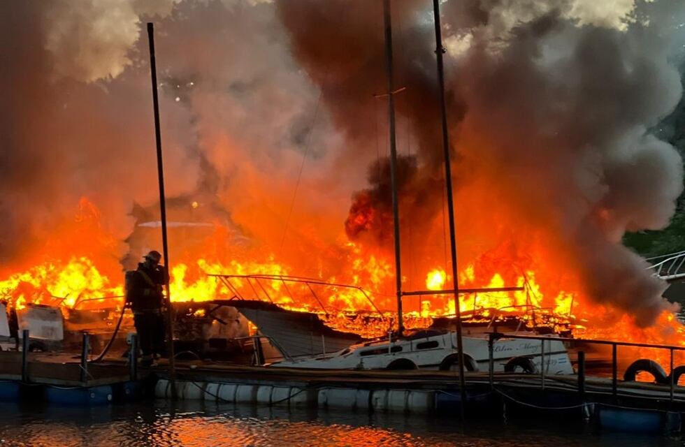 Impactante incendio en Gualeguaychú: varias embarcaciones fueron devoradas por las llamas y cinco personas resultaron heridas