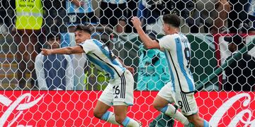 Festejo cordobés para el tanto de Nahuel Molina ante Países Bajos (AP)