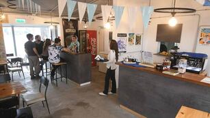 En Ruta 82 de Chacras de Coria en la zona de boliches, van apareciendo otros tipos de emprendimientos comerciales como almacenes, hostels, bares, talleres mecánicos donde funcionaban los conocidos locales bailables
GRAVEL Bar café
Foto: José Gutierrez / Los Andes