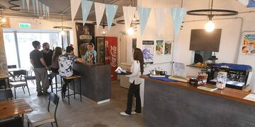 En Ruta 82 de Chacras de Coria en la zona de boliches, van apareciendo otros tipos de emprendimientos comerciales como almacenes, hostels, bares, talleres mecánicos donde funcionaban los conocidos locales bailables
GRAVEL Bar café
Foto: José Gutierrez / Los Andes