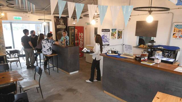 En Ruta 82 de Chacras de Coria en la zona de boliches, van apareciendo otros tipos de emprendimientos comerciales como almacenes, hostels, bares, talleres mecánicos donde funcionaban los conocidos locales bailables
GRAVEL Bar café 
Foto: José Gutierrez / Los Andes