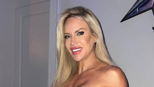 Frente al espejo y sin nada abajo, Luciana Salazar posó en plena sesión de masajes.