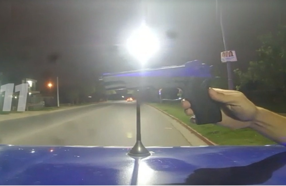 Video: escaparon después de apuntarle a policías con la réplica de una pistola, en Córdoba