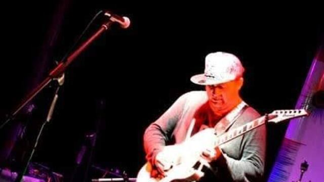 Esta canción abre y da nombre al disco que puede escucharse en Youtube y Spotify .