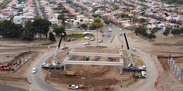Dos enormes grúas trabajan en la instalación de las vigas principales de lo que será el puente de la avenida de circunvalación en la rotonda Abuelas de Plaza de Mayo. Gentileza ANSL