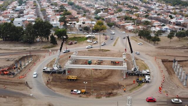 Dos enormes grúas trabajan en la instalación de las vigas principales de lo que será el puente de la avenida de circunvalación en la rotonda Abuelas de Plaza de Mayo. Gentileza ANSL