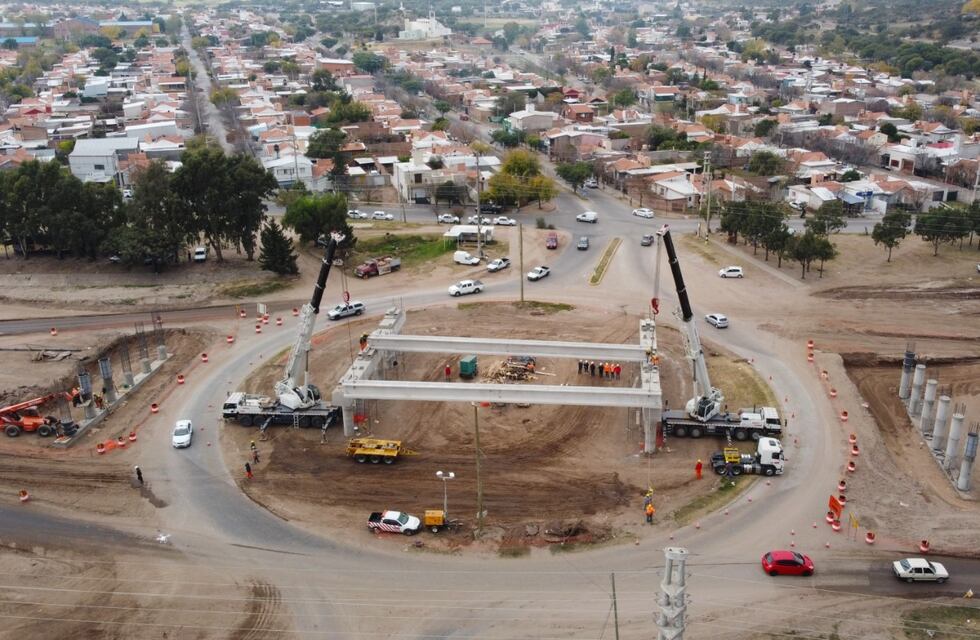 Arman la estructura de importante puente de la avenida de circunvalación