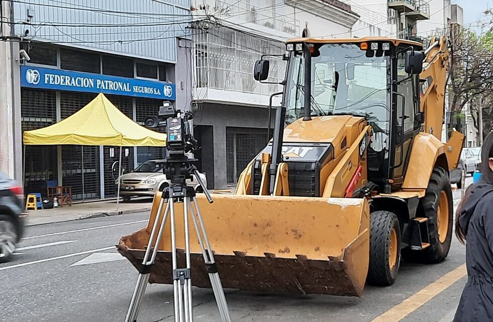 El automovilista que acampa frente a su aseguradora llevó una retroexcavadora