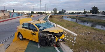 El taxi chocó contra una moto y terminaron al borde de caerse a la vera del río (La Voz/Nicolás Bravo)