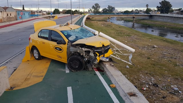 El taxi chocó contra una moto y terminaron al borde de caerse a la vera del río (La Voz/Nicolás Bravo)