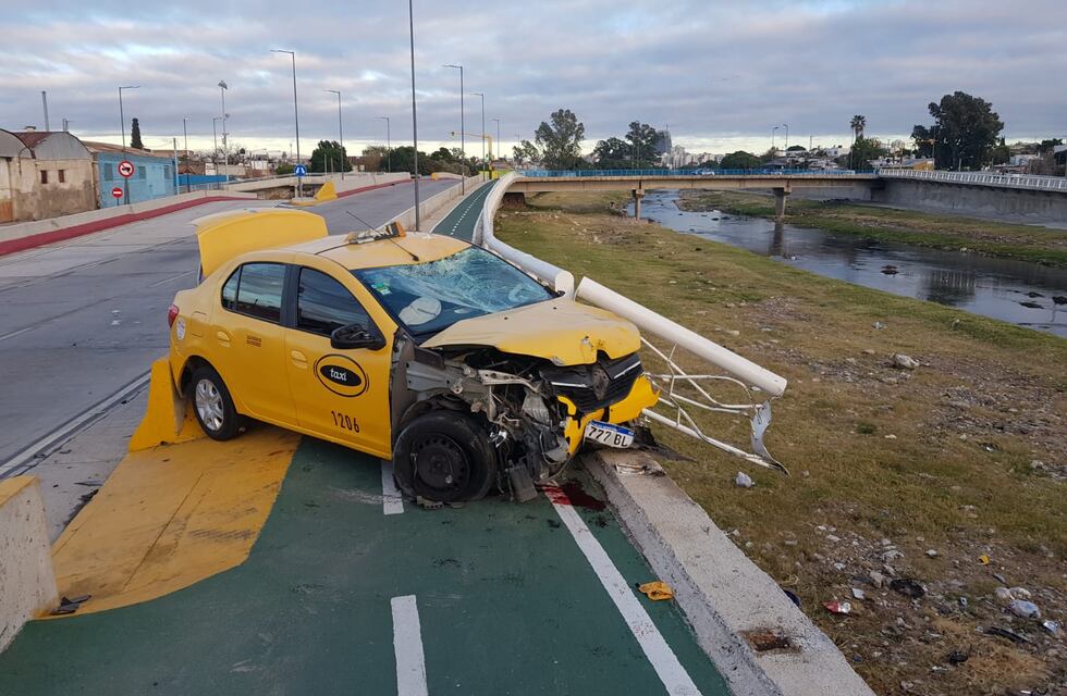 Video: así fue el impactante choque entre el taxi y la moto que terminaron colgando de un puente