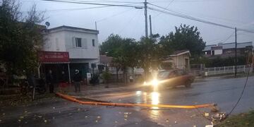 Poste de luz caído en transitada calle de Carlos Paz. (Foto: gentileza Yani Ghirardi).