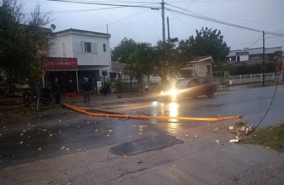 Carlos Paz: se cayó un poste de luz y vecinos cortaron la calle para evitar accidentes