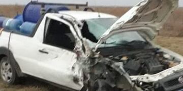 Siniestro vial. Así quedó la camioneta Strada tras impactar contra una moto (Gentileza FM x Vos).