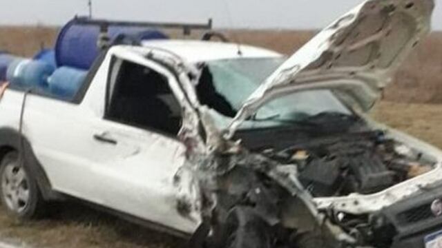 Siniestro vial. Así quedó la camioneta Strada tras impactar contra una moto (Gentileza FM x Vos).