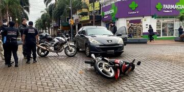 Siniestro vial en pleno microcentro de Posadas dejó a una persona herida.