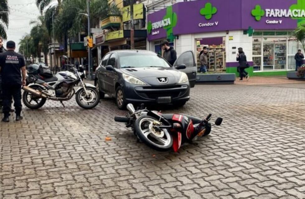 Siniestro vial en pleno microcentro de Posadas dejó a una persona herida