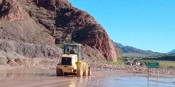 Cuando las lluvias cobran intensidad en la Quebrada de Humahuaca, se producen desbordes de arroyos que pueden llegar a cortar la transitabilidad de la ruta nacional 9.