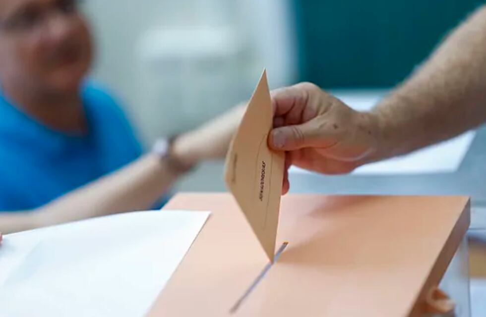 Polémica en las elecciones en Catamarca: tres personas fueron detenidas por entregar dinero cerca de un colegio