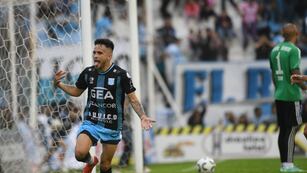 Qué "locura" en Nueva Italia. Racing volvió a ganar y acaricia la salvación (Ramiro Pereyra / La Voz)
