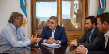 Jalil se reunió con el titular del grupo Derwill, principal productor de medias deportivas del país