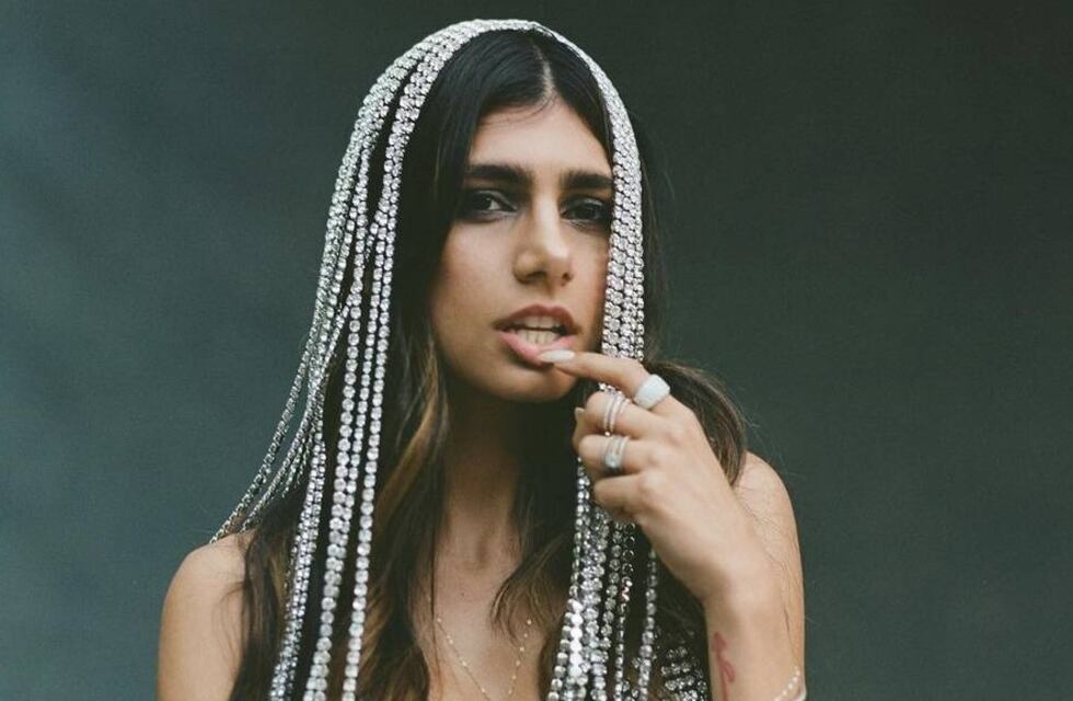 Mia Khalifa publicó un video saliendo del agua con una microbikini negra y levantó la temperatura de las redes