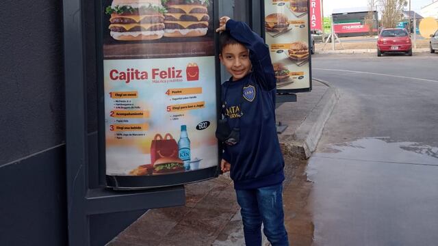 Thiago, el pequeño de Villa María finalmente llegó a Córdoba a conocer la  cadena de comidas rápidas. (Gentileza Yohana)