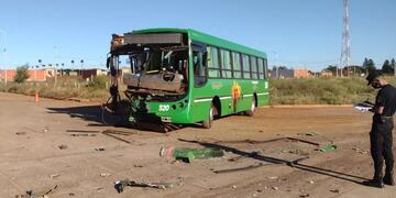 Colectivo urbano de Posadas chocó con un camión y hay varias personas heridas