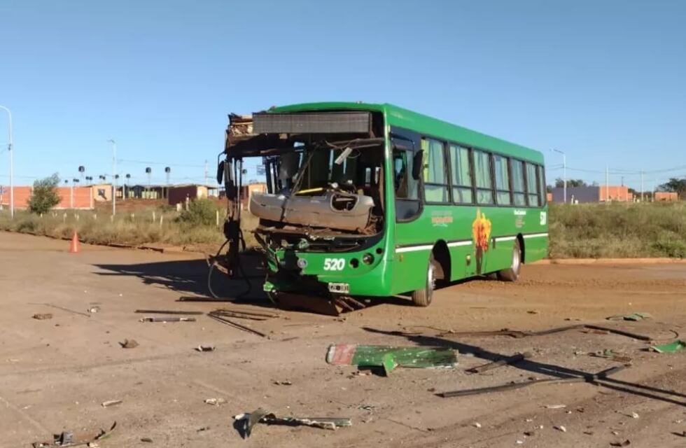 Colectivo urbano de Posadas chocó con un camión y hay varias personas heridas