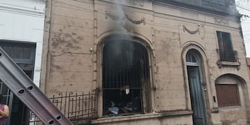 El incendio se desató en una pensión ubicada en calle Santa Rosa al 1.800 (La Voz).
