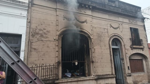 El incendio se desató en una pensión ubicada en calle Santa Rosa al 1.800 (La Voz).