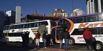 Los micros de larga distancia de viajes de turismo y compra, perjudicados por las nuevas restricciones dispuestas por el Gobierno Central.