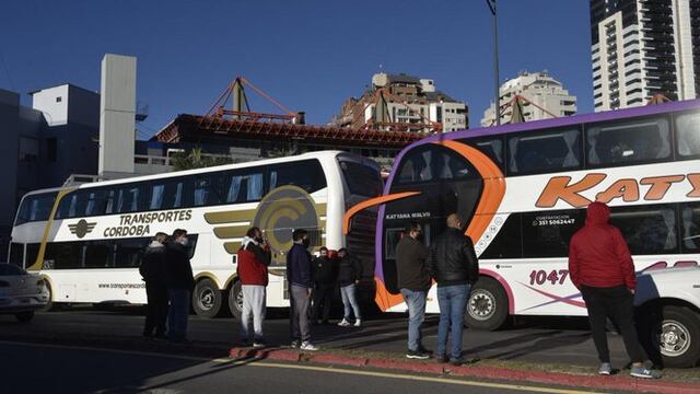 Los micros de larga distancia de viajes de turismo y compra, perjudicados por las nuevas restricciones dispuestas por el Gobierno Central.