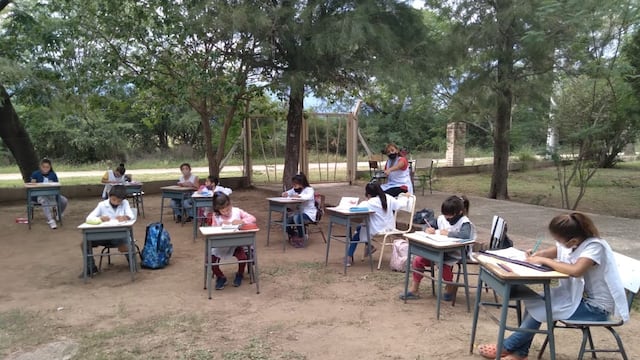 Clase al aire libre en la escuela rural Santiago Sosa, cerca de la Paz, al sur de Traslasierra (Gentileza Gloria González)