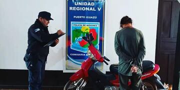 Policías recuperaron una motocicleta robada en Puerto Iguazú.