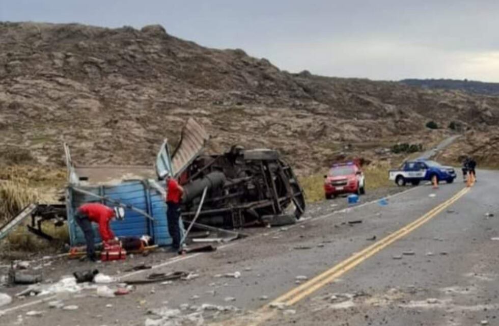 Un camión volcó en las Altas Cumbres