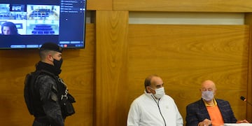 Este jueves comienza el juicio a a Ángel "Pato" Cabrera por lesiones leves a una de sus exparejas. En la foto con su abogado defensor Carlos Hairabedian (Nicolás Bravo/ La Voz)