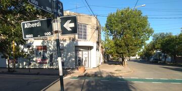La calle Alberdi ya cuenta con su bicisenda. (Foto: El Periódico)