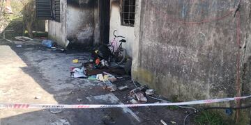 Un terrible incendio destruyó una vivienda y hay una familia en grave estado
