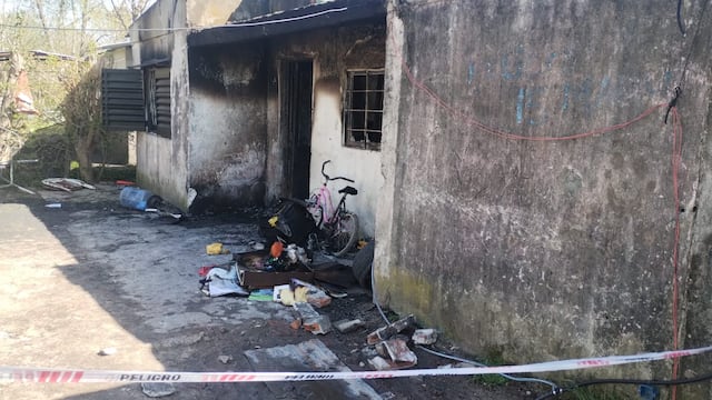 Un terrible incendio destruyó una vivienda y hay una familia en grave estado