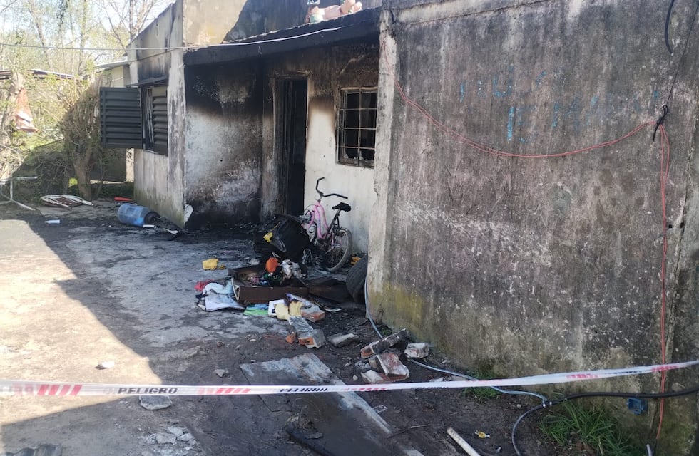 Un terrible incendio destruyó una vivienda y hay una familia en grave estado