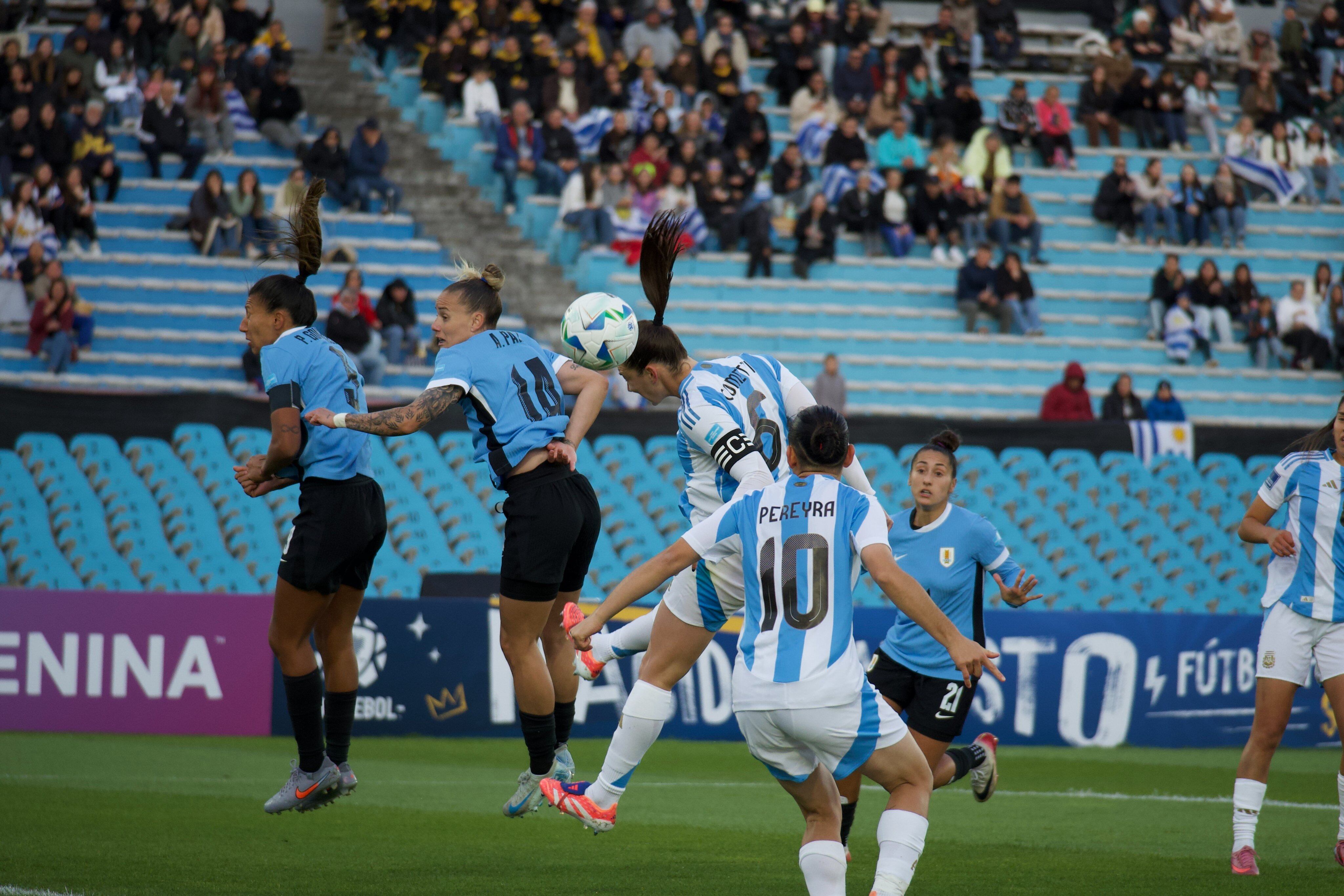 Liga de Naciones Femenina. La selección argentina vs. la selección uruguaya. (Prensa)