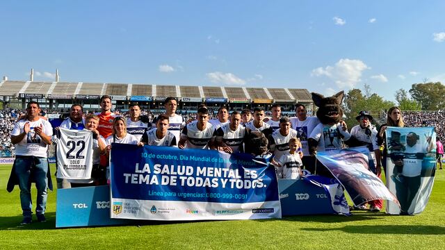 El homenaje de Gimnasia a Lolo Regueiro. Foto: @GimnasiaOficial