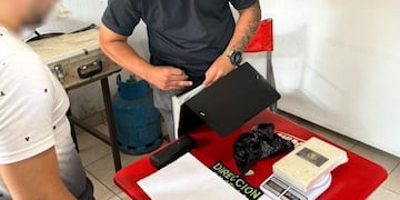 Posadas: halló un “libro” en la calle y descubrió más de un kilo de cocaína en su interior.