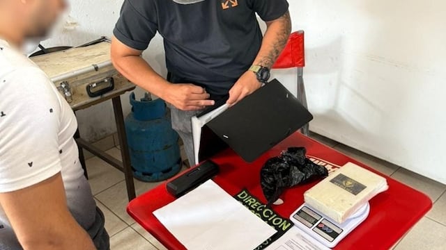 Posadas: halló un “libro” en la calle y descubrió más de un kilo de cocaína en su interior.