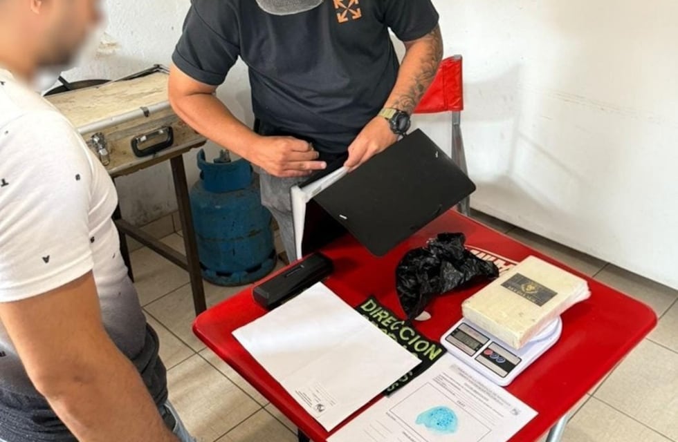 Posadas: halló un “libro” en la calle y descubrió más de un kilo de cocaína en su interior