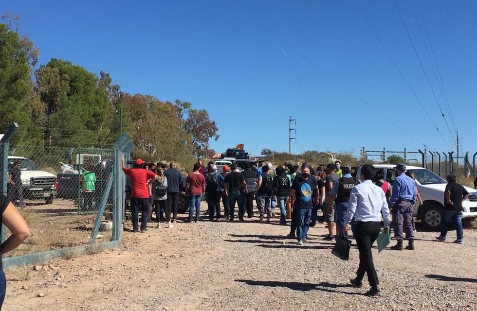 Sindicalistas destruyeron una planta transmisora de tres radios en Neuquén