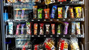 El sujeto robó todo de una máquina expendedora de golosinas de un cine de Córdoba.