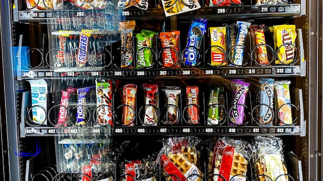 El sujeto robó todo de una máquina expendedora de golosinas de un cine de Córdoba.